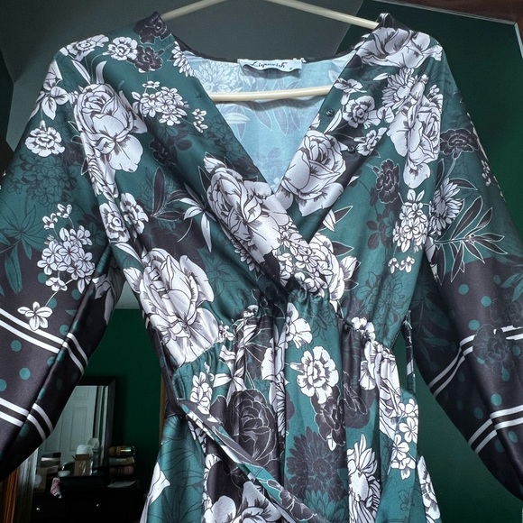 Liquorish brand maxi dress in size Small - Picture 3 of 6